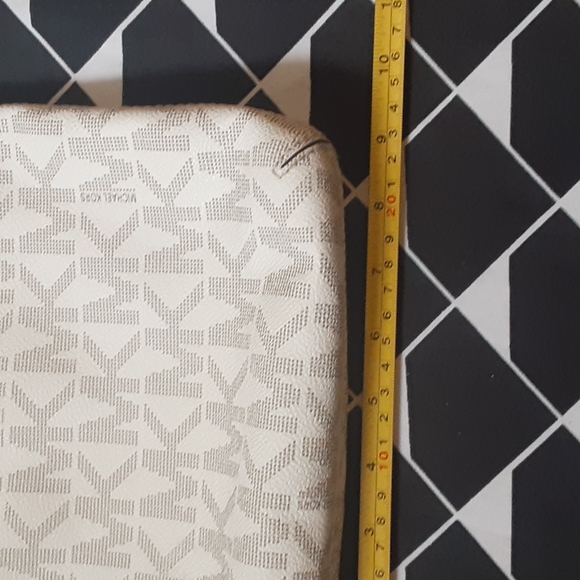 Michael KORS VANILLA HAMILTON CROSSBODY - Picture 11 of 17